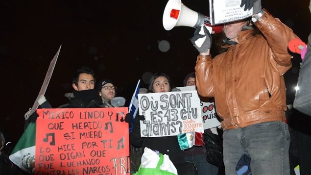 Mexicanos y canadienses manifestanto en Montreal para denunciar la desaparición de 43 estudiantes en Ayotzinapa.   