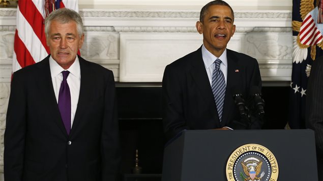 الرئيس الأميركي باراك أوباما معلناً أمس من البيت الأبيض استقالة وزير دفاعه تشاك هيغل الواقف إلى يمينه