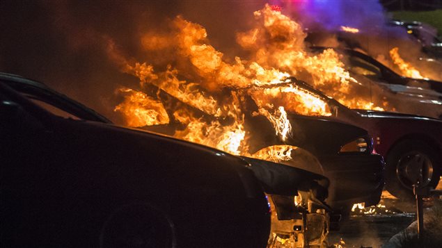 Carros incendiados en Fergusson, Missouri.