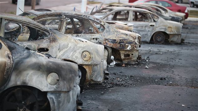 Une dizaine de véhicules d'un concessionnaire automobile ont été brûlés lors des émeutes de Ferguson, lundi soir.