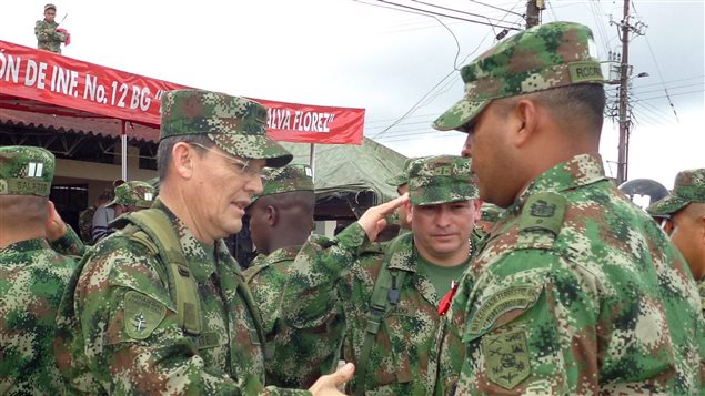El general Rubén Alzate saluda a uno de sus soldados en una ceremonia que se llevó a cabo el pasado 15 de agosto, en Bogotá. El militar cayó en manos de la guerrilla -en hechos confusos- el pasado 16 de noviembre. 