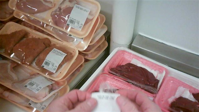 Réemballage de viande dans une épicerie