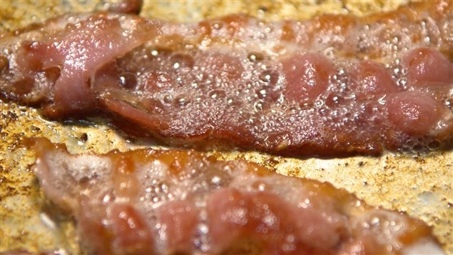 Le prix de la viande a augmenté de 12,4 %, cette année, pendant que celui du poisson grimpait de 5,9 %. Les prix de ces denrées devraient encore augmenter l'année prochaine. Le prix du bacon a bondi de 25 % pendant que celui du jambon et des côtelettes de porc ont bondi de 18 %.