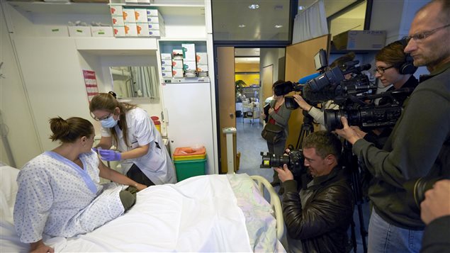 Un vaccin expérimental canadien contre l'Ebola est inoculé à une volontaire à Lausanne en novembre 2014.