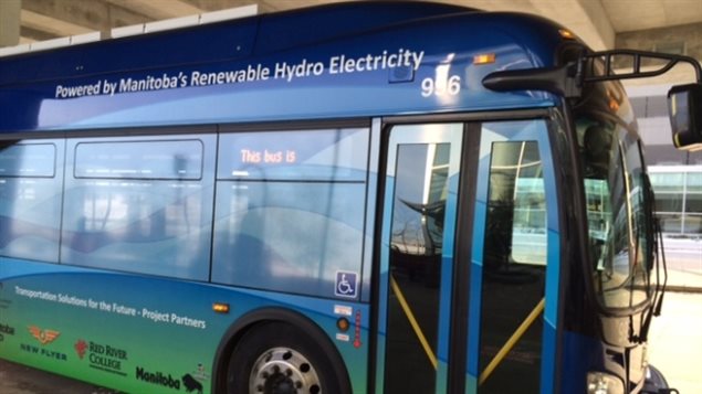أحد الباصات الكهربائية الجديدة الأربعة التي ستسيّرها شركة النقل العام في وينيبيغ ابتداءً من الخميس المقبل
