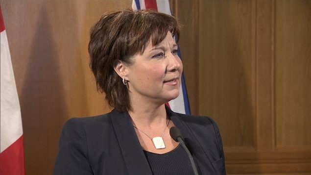 La première ministre Christy Clark surprise par la question d'un journaliste qui lui demande si les chiens policiers devraient avoir le droit de mordre.