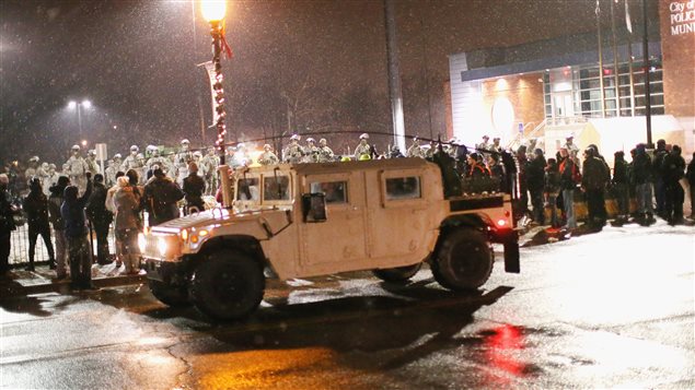 مواجهات في فيرغسون في ولاية ميزوري بين الشرطة والمتظاهرين بعد تبرئة الشرطي دارين ولسون في قضيّة مصرع الشاب مايكل براون   