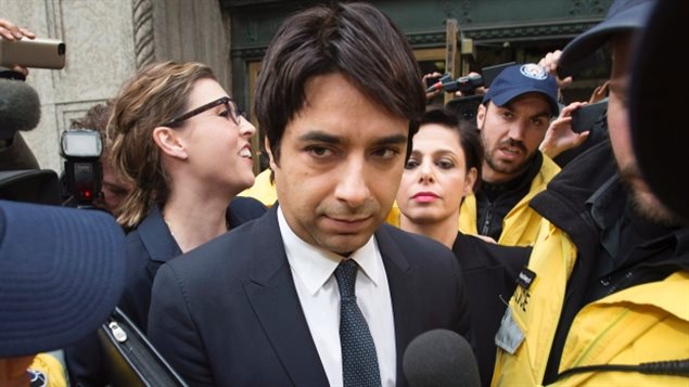 L'ancien animateur radio de CBC, Jian Gomeshi, est escorté par la police à la sortie du palais de justice, le 26 novembre. L'ancien animateur radio de CBC, Jian Gomeshi, est escorté par la police à la sortie du palais de justice, le 26 novembre.
