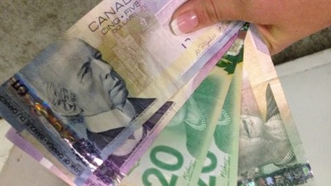 Le Canadien moyen doit plus de 20 000$ sans tenir compte de son hypothèque. La Banque du Canada a une nouvelle fois identifié en décembre la dette croissante des ménages comme étant une des plus importantes failles dans l'armure économique du Canada.