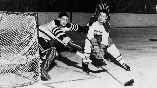 El 11 de marzo de 1956, el arquero de los Bruins de Boston, Terry Sawchuk, para uno de los lanzamientos de Jean Béliveau en la arena Boston Garden. 