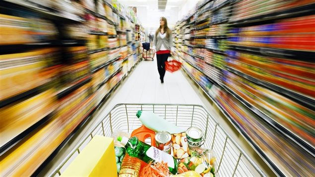Les consommateurs devront se montrer encore plus vigilants lorsqu'ils examineront les produits alimentaires sur les étagères des épicerie. Il vous faudra éviter les portions et les contenus de certains emballages qui pourraient être réduits par les détaillants pour tenter de dissimuler les hausses de prix.