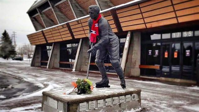 La imagen en honor a Jean Béliveau, en la ciudad de Longueuil, amaneció con una bufanda del Canadien de Montreal y unas flores. Un Homenaje de sus admiradores. 