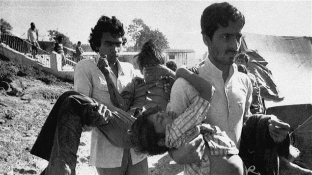 Deux hommes transportent à l'hôpital des enfants aveuglés par la catastrophe survenue à Bhopal, en décembre 1984. Deux hommes transportent à l'hôpital des enfants aveuglés par la catastrophe survenue à Bhopal, en décembre 1984.