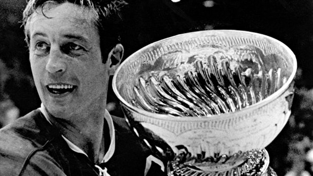 El capitan del Canadien de Montreal, Jean Béliveau, alza la Copa Stanley luego de ganarle a los Blackhawks de Chicago, el 19 mayo de 1971. El gran jugador, fallecido anoche, fue protagonista del equipo ganador de 10 copas Stanley entre 1955 y 1971.