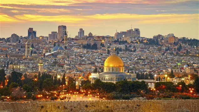 القدس مدينة مقدسة للأديان التوحيدية الثلاثة.