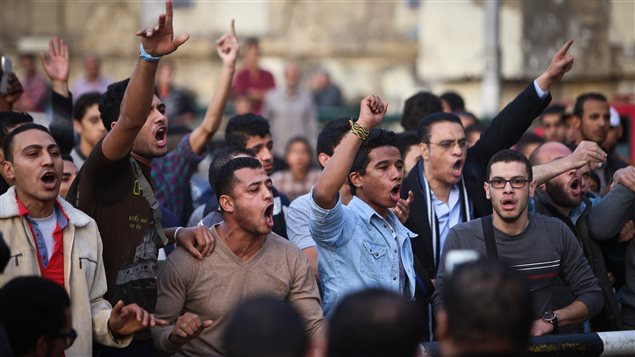 جانب من تظاهرات اليوم في مصر ضد قرار تبرئة الرئيس الأسبق حسني مبارك، وهنا في ميدان عبد المنعم رياض في القاهرة 