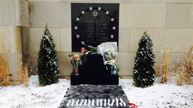 La plaque commémorative en hommage aux 14 femmes tuées le 6 décembre 1989, devant Polytechnique La plaque commémorative en hommage aux 14 femmes tuées le 6 décembre 1989, devant Polytechnique