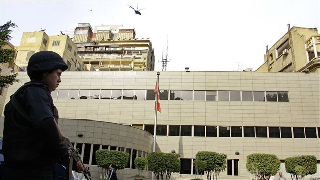 قوات الأمن المصرية أمام السفارة الكندية في القاهرة اليوم