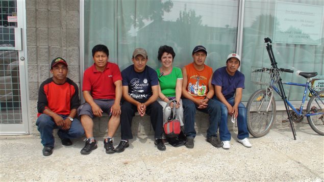 Margarita Caropresi con trabajadores agrícolas.