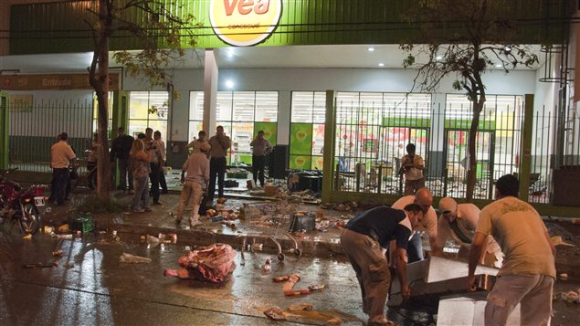 Argentina, diciembre 9 del 2013. Empleados de un supermercado intentan recobrar algunos de los elementos que los saqueadores dejaron atrás luego de atacar sus instalaciones. La foto fue tomada en San Miguel de Tucumán, aunque la misma escena se repitió en varias partes del país.  