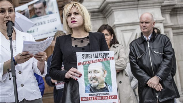 La hija de Serge Lazarevic, Diane con un afiche que muestra la foto de su padre en junio de 2013.