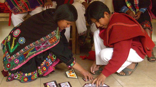 Los niños y jóvenes indígenas bolivianos que participan en el programa de Desarrollo Integral Con la Niñez. El diálogo, el respeto, la escucha y la transmisión oral de la cultura, los valores y la historia de las primeras naciones son parte integral del DIN. 