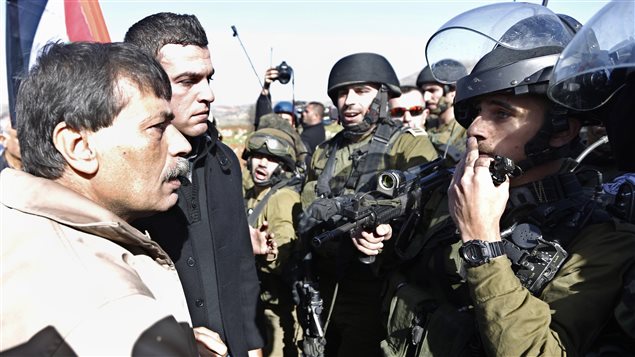 El ministro Ziad Abu Ein discute con un soldado israelí cerca de Ramala. 