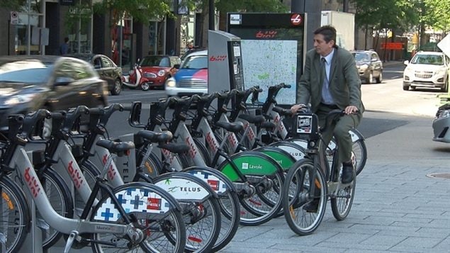 BIXI-Montréal qui gère le système de vélo-partage dispose d'un réseau de 5 200 vélos et 460 stations aussi bien à Montréal, Longueuil que Westmount.