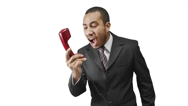 Un homme s'impatiente au téléphone. Un homme s'impatiente au téléphone.