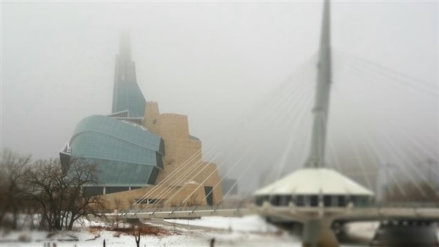 Le brouillard enveloppe le Musée canadien pour les droits de la personne, à Winnipeg.