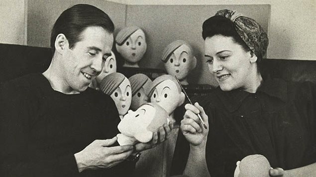 Gratien Gélinas avec la marionnette de Fridolin, en 1942 Gratien Gélinas avec la marionnette de Fridolin, en 1942