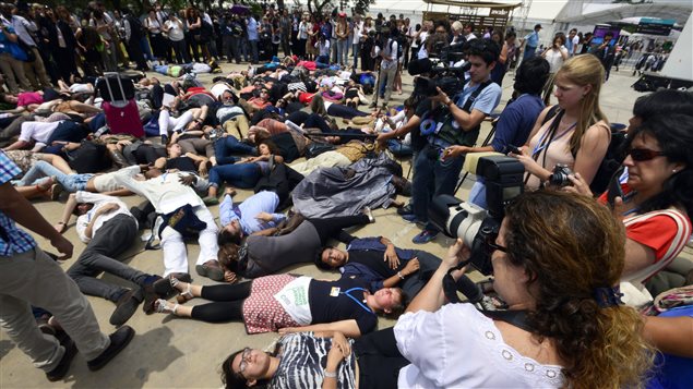 متظاهرون على هامش قمّة ليما للتغيّر المناخي في 12 كانون الأول ديسمبر 2014