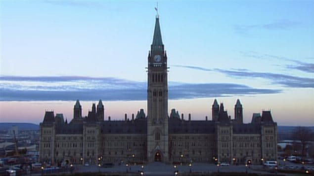 Le drapeau est en berne au Parlement d'Ottawa