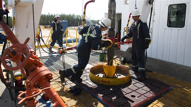 عمال في منشأة نفطية في مقاطعة ألبرتا في غرب كندا (أرشيف)