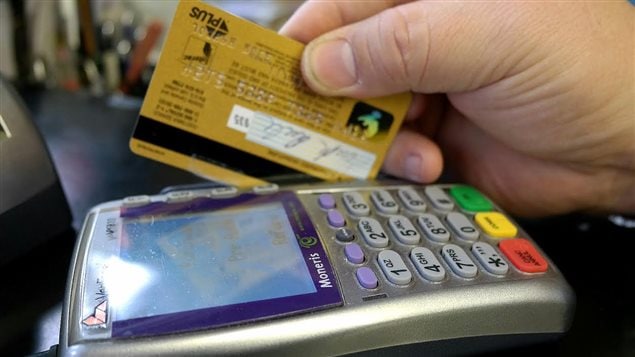 Un consommateur utilise sa carte de paiement .