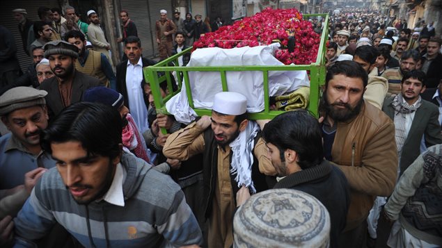 تشييع أحد ضحايا الهجوم الذي استهدف مدرسة في بيشاور في 17 ديسمبر كانون الأول 2014