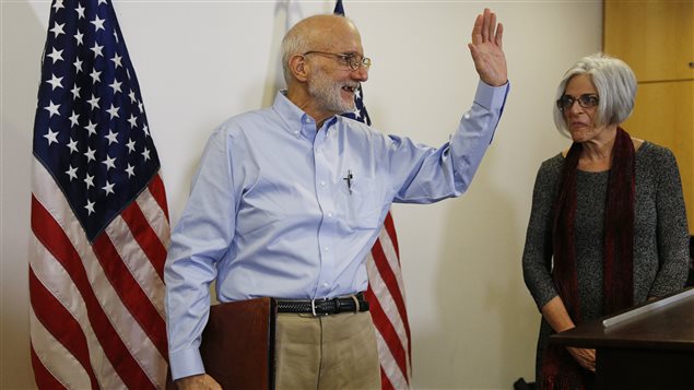 Alan Gross en compañía de su esposa Judy, al final de su conferencia de prensa.