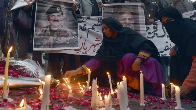 نساء من المجتمع المدني في لاهور يضئن الشموع تكريما لضحايا الهجوم على مدرسة في بيشاور 