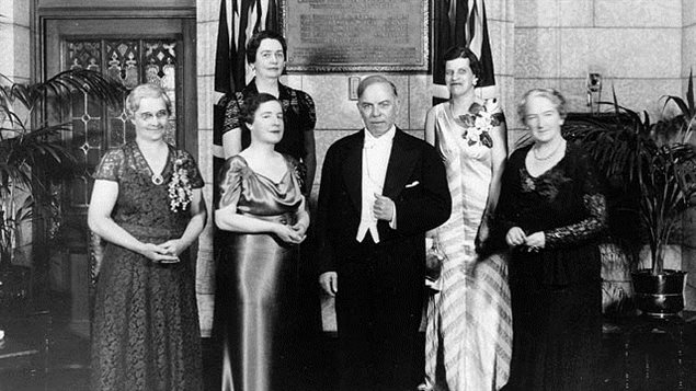 加拿大历史上的”著名5女性“，前排左一为爱德华兹。