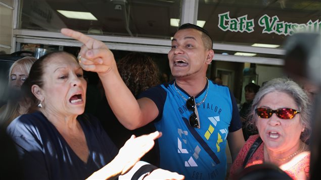 مواطنون أميركيون من أصل كوبي في ميامي يحتجّون على تطبيع العلاقات مع كوبا في 17 كانون الأول ديسمبر 2014