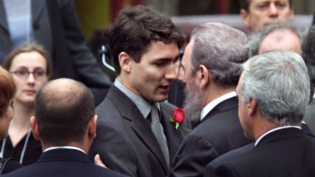 2000年，卡斯特罗出席加拿大前总理特鲁多葬礼，并首次向美国前总统卡特建议恢复两国关系，展开”棒球外交“。