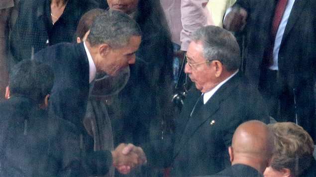 Barack Obama y Raúl Castro durante los funerales de Nelson Mandela en Sudáfrica. 