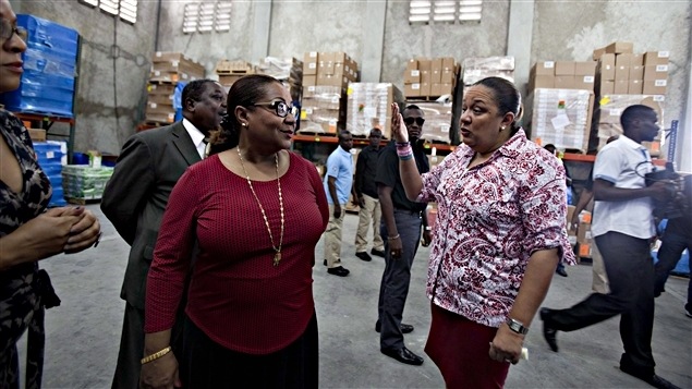 Florence Duperval Guillaume (con suéter rojo), Primera ministra interina de Haití.  