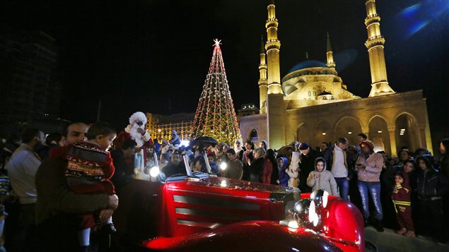 جانب من مظاهر الاحتفال بإضاءة شجرة الميلاد في وسط بيروت يوم السبت الفائت