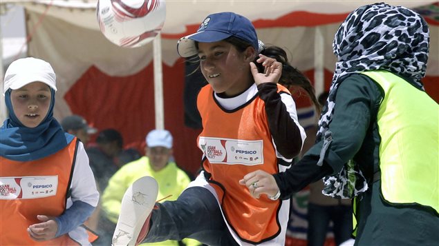 لاجئون سوريّون يشاركون في مباراة لكرة القدم في مخيّم الزعتري في مدينة المفرق في الأردن في 20 حزيران يونيو 2014