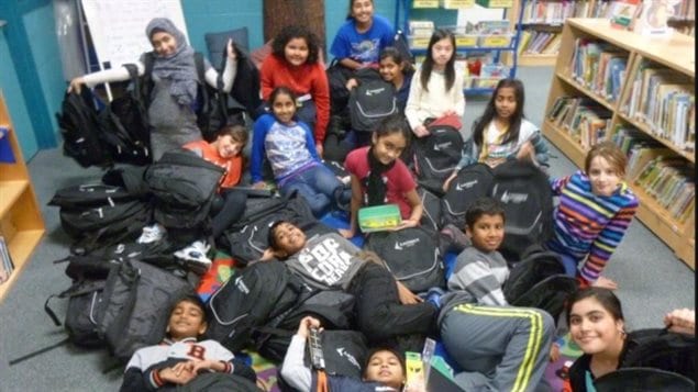 Des élèves de l'école Boxwood Public de Markham au nord de Toronto  et quelques sacs à dos qu'ils envoient aux élèves de Kashechewan. 