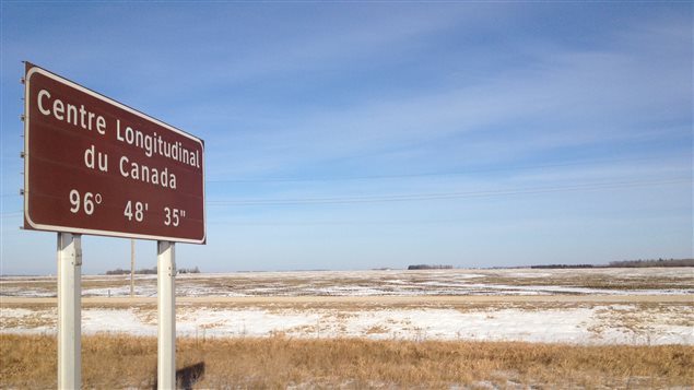 Le centre longitudinal du Canada est pour l'instant matérialisé par un panneau situé à l'est de Winnipeg le long de l'autoroute Transcanadienne dans la municipalité rurale de Taché. Le centre longitudinal du Canada est pour l'instant matérialisé par un panneau situé à l'est de Winnipeg le long de l'autoroute Transcanadienne dans la municipalité rurale de Taché.