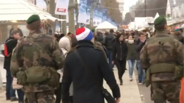 Militares patrullando los sitios más concurridos de Francia para garantizar la seguridad de los ciudadanos. Tres ataques, que dejaron unos 30 heridos, generaron preocupación entre la población y las autoridades. 