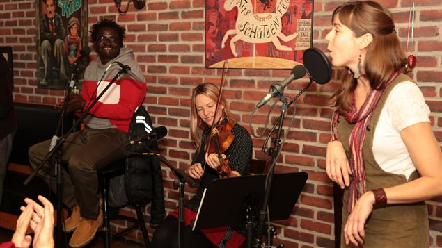 Boucar Diouf et deux de ses invités, la violoniste Cahterine Planet et la calleuse Jacynthe Guimond Boucar Diouf et deux de ses invités, la violoniste Cahterine Planet et la calleuse Jacynthe Guimond
