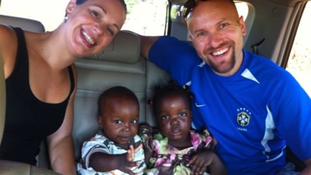 Kayt et Stefan Mahon et les jumeaux, Grace et Leo